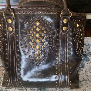 FRYE XL PHOENIX DECO STUDDED CHOCOLATE TOTE